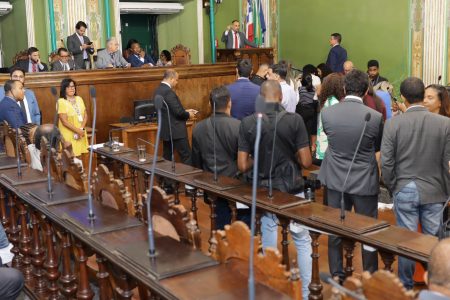 Câmara de Salvador retoma atividades legislativas com baixa presença de vereadores