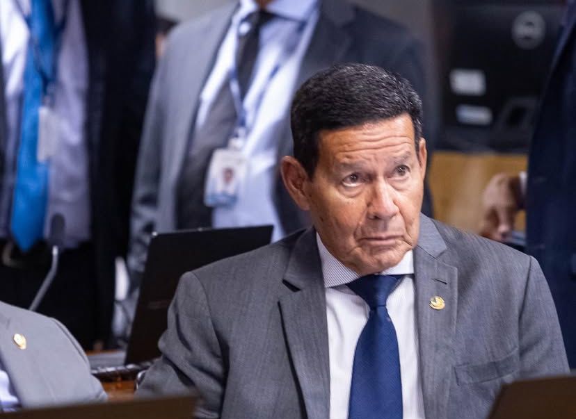 Mourão considera “precipitada” decisão de Eduardo Bolsonaro de permanecer nos EUA, diz coluna
