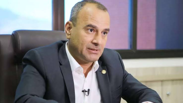 Ex-prefeito Waguinho é investigado por desvios em contratos de livros didáticos