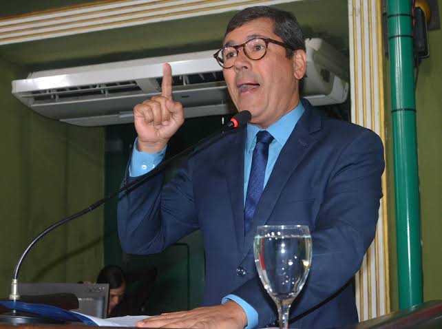Cláudio Tinoco avalia mudança no regimento para dispensar uso obrigatório de paletó na Câmara de Salvador