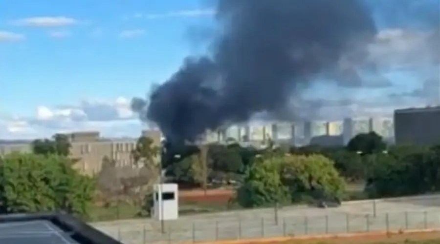 Incêndio atinge anexo do Ministério da Educação em Brasília; não há feridos