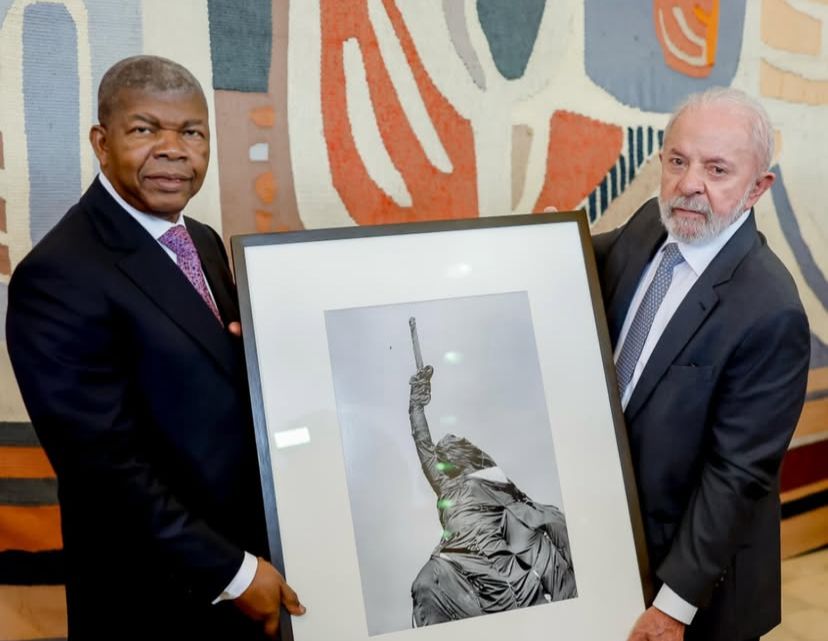 Presidente angolano é presenteado com obra de Sebastião Salgado durante visita ao Brasil