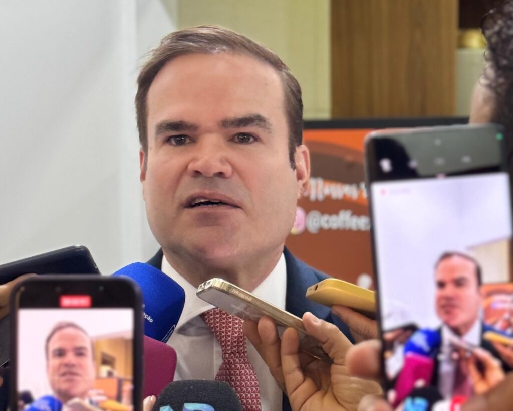 Cacá Leão condena invasão à Câmara de Salvador: “Ataque covarde ao Legislativo”