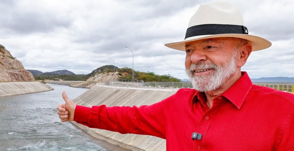 Lula diz que país não pode sofrer novo retrocesso e critica Bolsonaro