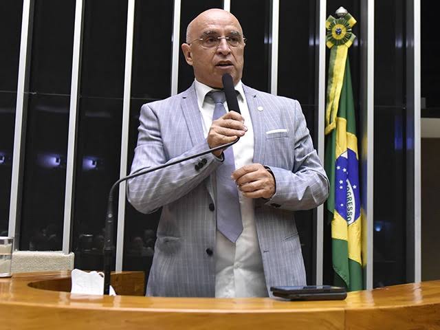 Líder do PDT critica Lula por crise no INSS e diz que demissão de Lupi pode afastar bancada da base