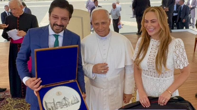 Prefeito presenteia papa com raquete de Bia Haddad durante visita ao Vaticano