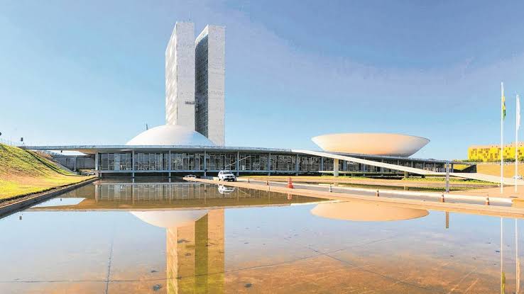 Governo restringe acesso a benefícios e muda regras do Pé-de-Meia em pacote para conter gastos