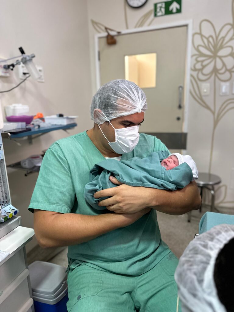 Pai cego acompanha nascimento da filha em parto sensorial no Hospital Santo Amaro