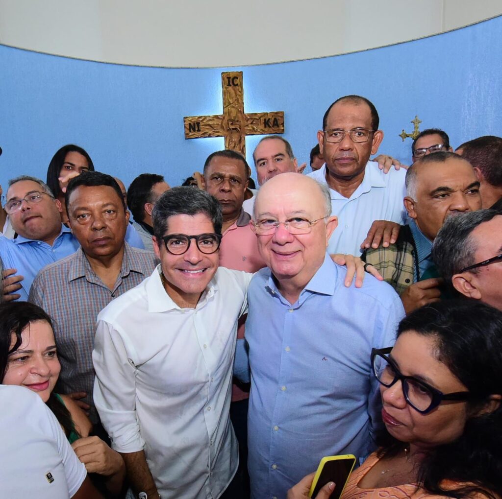 ACM Neto participa de missa de Zé Ronaldo e ironiza PT por tentativa de aproximação