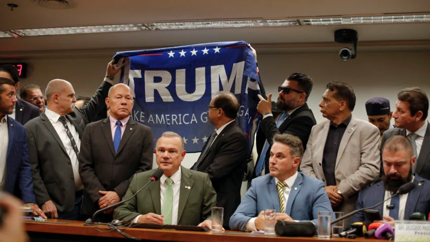 Deputado se desculpa após erguer bandeira de Trump na Câmara
