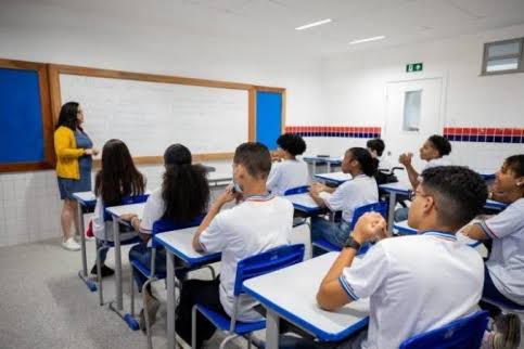 Corregedoria do Estado intima professora que fez crítica à aprovação em massa