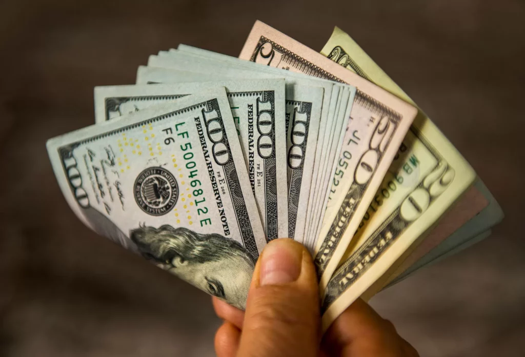 Dólar sobe a R$ 5,58 com temor de tarifa de Trump e incerteza em acordo Brasil-EUA