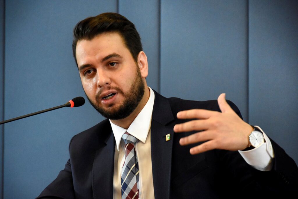 Defesa de Filipe Martins aponta contradição sobre acesso à delação de Mauro Cid e pede anulação