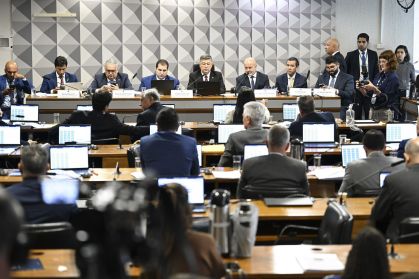 Sessão da CPMI do INSS é encerrada após discussão entre deputado e advogado