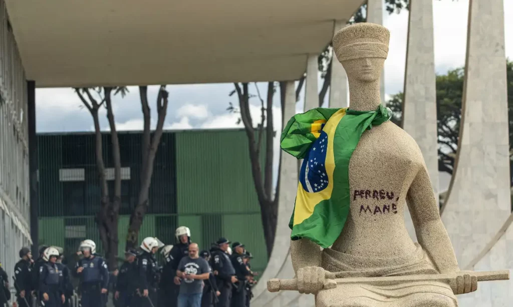 Moraes determina início do cumprimento de pena de Débora do Batom