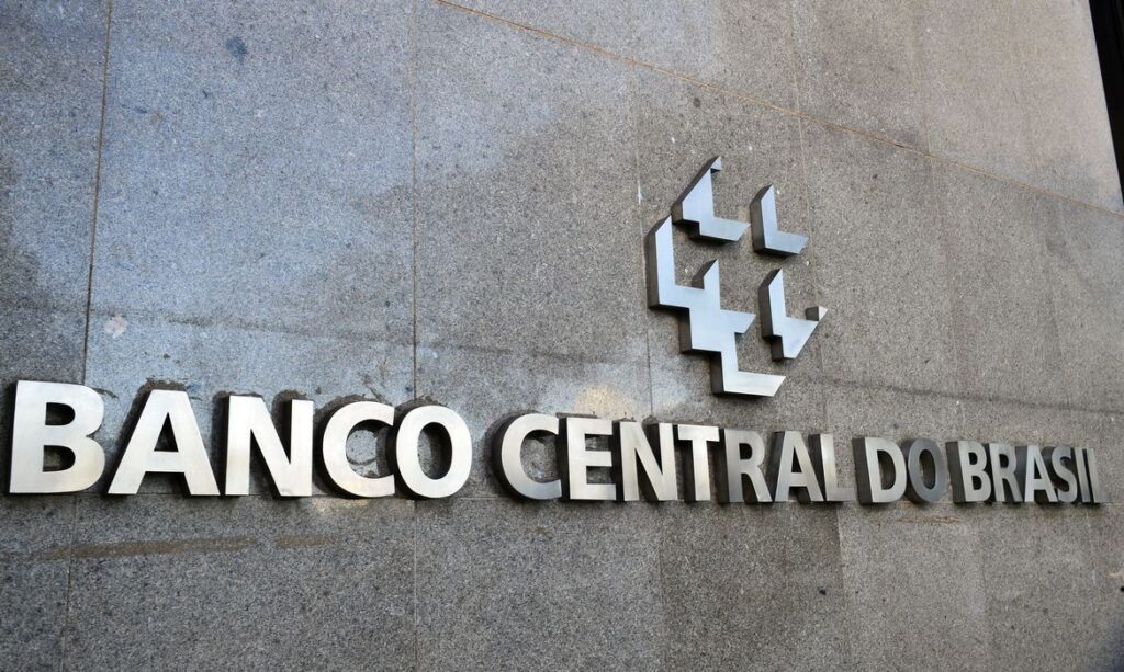 Mercado aguarda sinais de corte nos juros e acompanha falas de Haddad e autoridades do Fed
