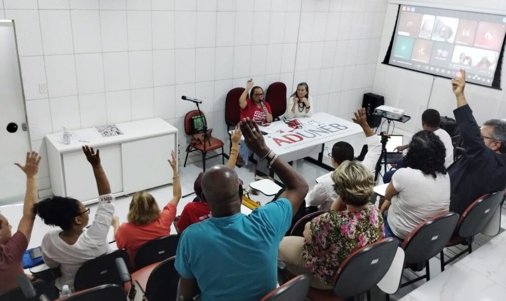 Professores da Uneb paralisam atividades nesta terça (10) contra a Reforma Administrativa
