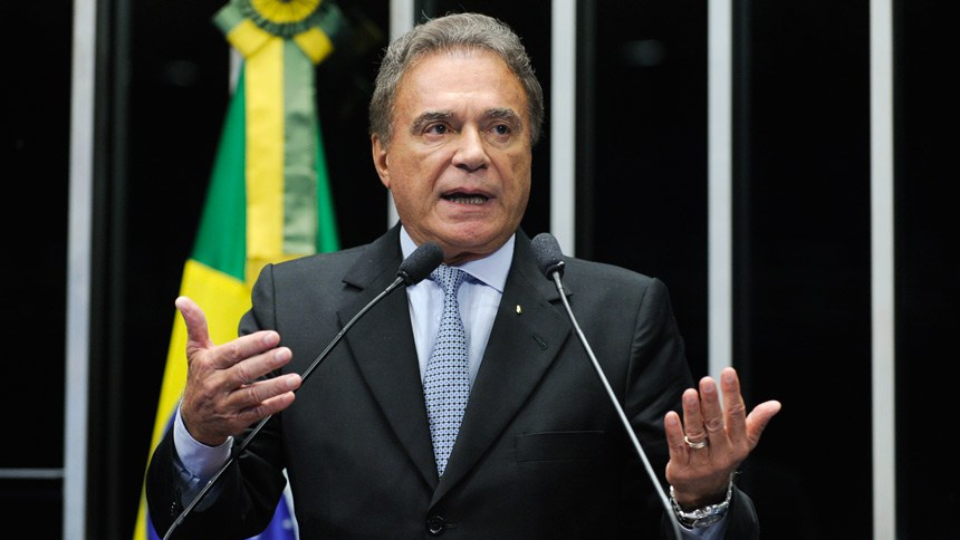 Álvaro Dias anuncia saída do Podemos após oito anos