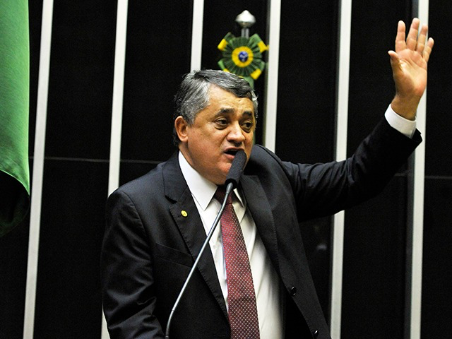 Líder do governo na Câmara exonera assessor após denúncia por agressão