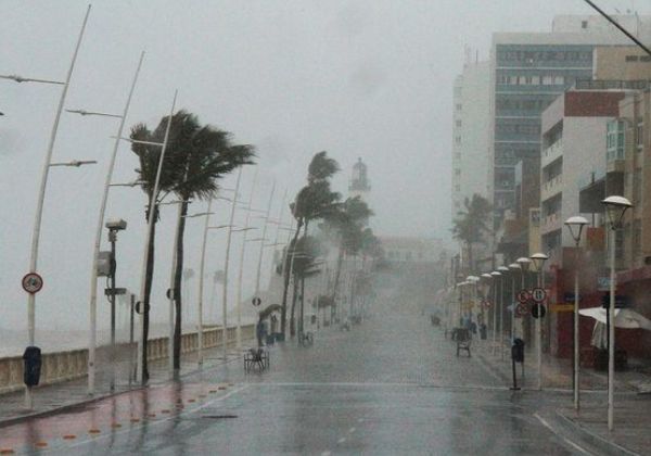 Salvador entra em alerta máximo com chuvas fortes e risco de deslizamentos