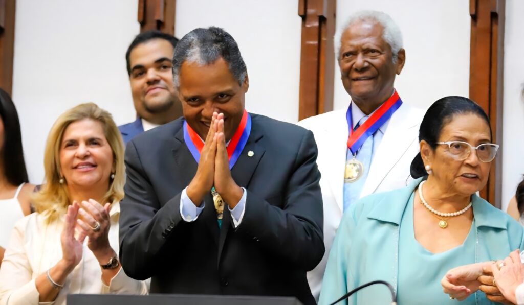 Deputado Antonio Brito recebe Comenda 2 de Julho e celebra homenagem conjunta com o pai