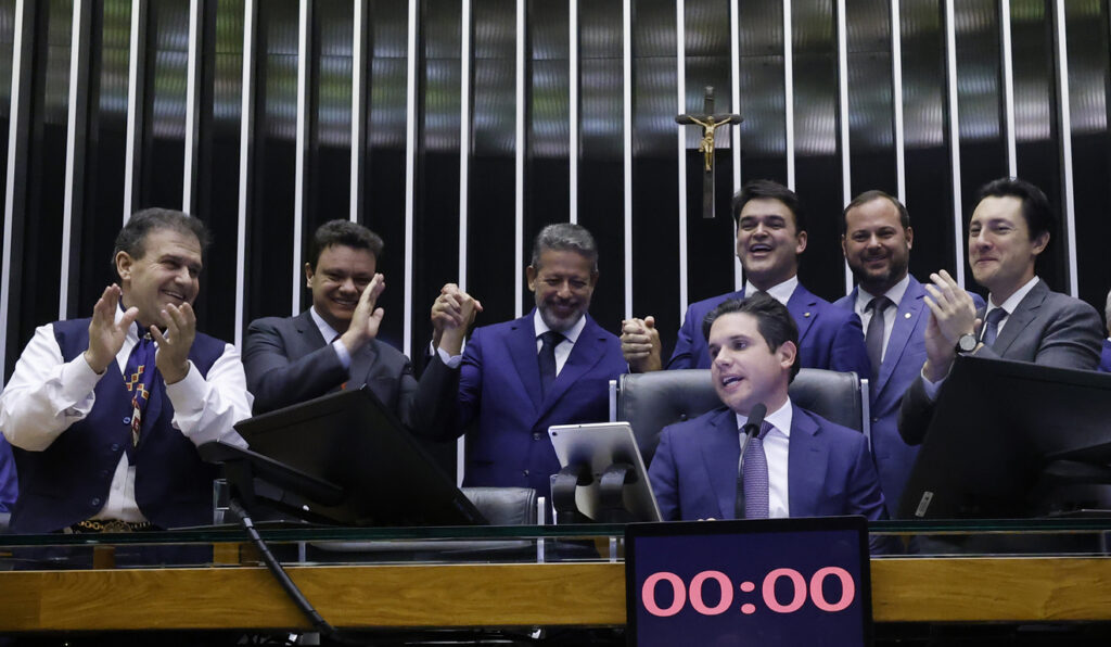 Câmara aprova isenção de IR para quem ganha até R$ 5 mil com apoio unânime