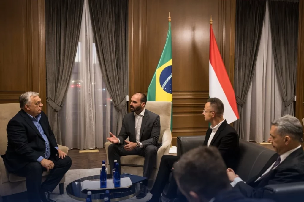 Eduardo Bolsonaro se reúne com primeiro-ministro da Hungria em Washington