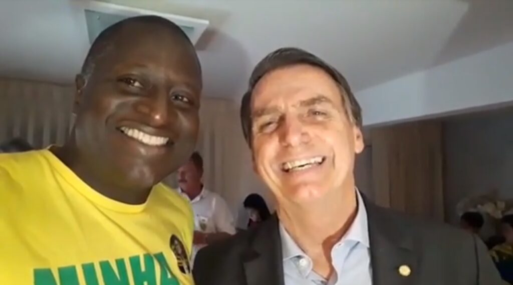 Hélio Negão aparece em frente à casa de Bolsonaro durante vigília no Solar de Brasília