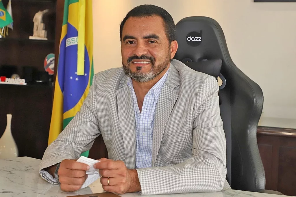 Governador afastado do Tocantins é alvo de nova operação da PF sobre desvios na pandemia