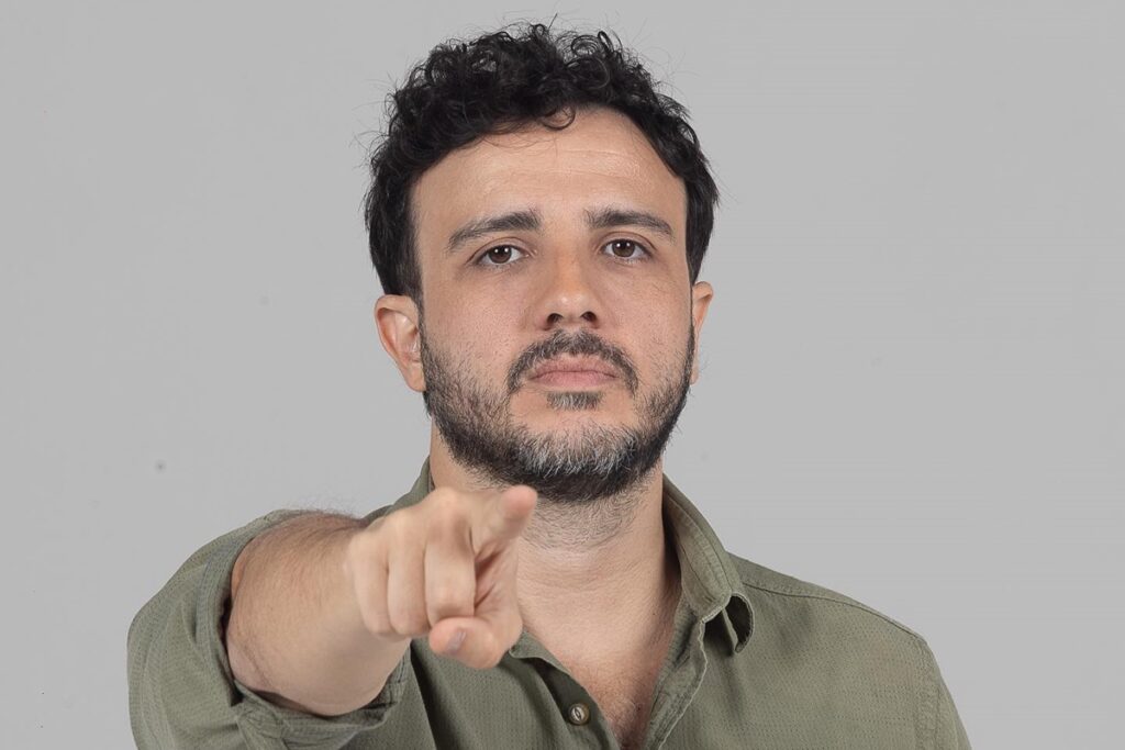 Pré-candidato à presidência faz ataques a Flávio Bolsonaro em transmissão ao vivo