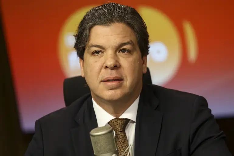Governo trabalha em proposta para regulamentar redes sociais