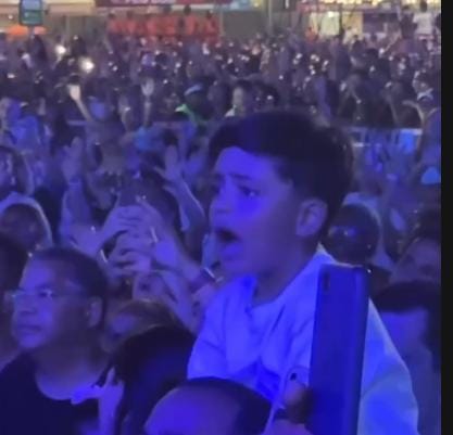Breno, filho de Bruno Reis, canta louvor ao lado do pai no show de Frei Gilson