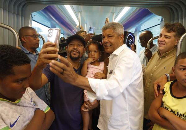 Jerônimo Rodrigues acompanha primeira viagem-teste do VLT com moradores do Subúrbio de Salvador