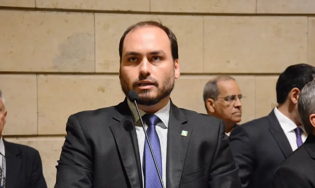 Ministério Público do Rio de Janeiro reabre investigação contra Carlos Bolsonaro por suspeita de rachadinha
