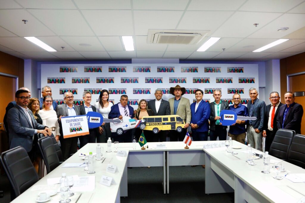 Jerônimo Rodrigues entrega equipamentos e discute novos investimentos para Cordeiros