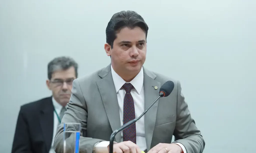 Júnior Mano pediu ajuda a ministro para liberar processos de aviões ligados a Wesley Safadão, diz PF