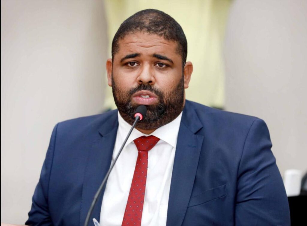 Secretário Felipe Freitas lamenta morte de policiais e defende valorização da categoria