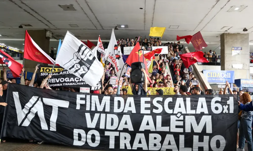 ESPECIAL: PEC pelo fim da escala 6×1 é vista como ‘eleitoreira’, mas abre debate sobre impactos jurídicos e mentais