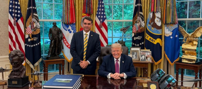 Flávio Bolsonaro recebe elogios de Trump após encontro na Casa Branca