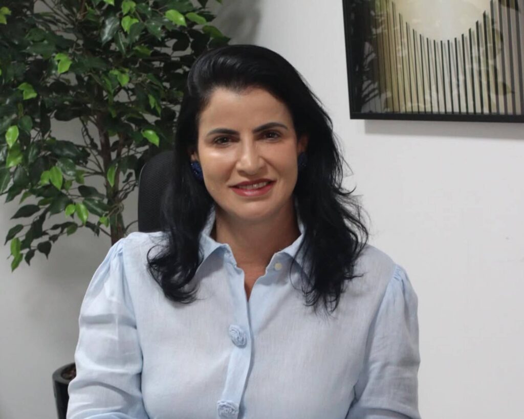 “Obra está abandonada há mais de um ano”, diz prefeita de Nova Viçosa sobre escola do governo Jerônimo