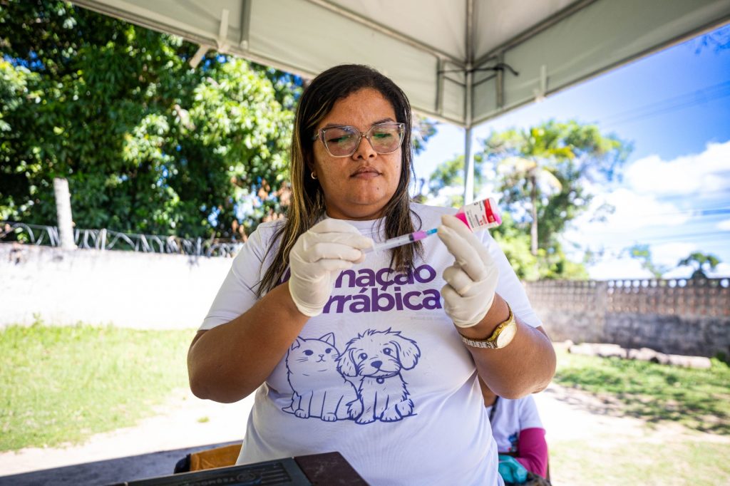 Camaçari leva vacinação animal e serviços urbanos a Abrantes com o Prefeitura em Ação