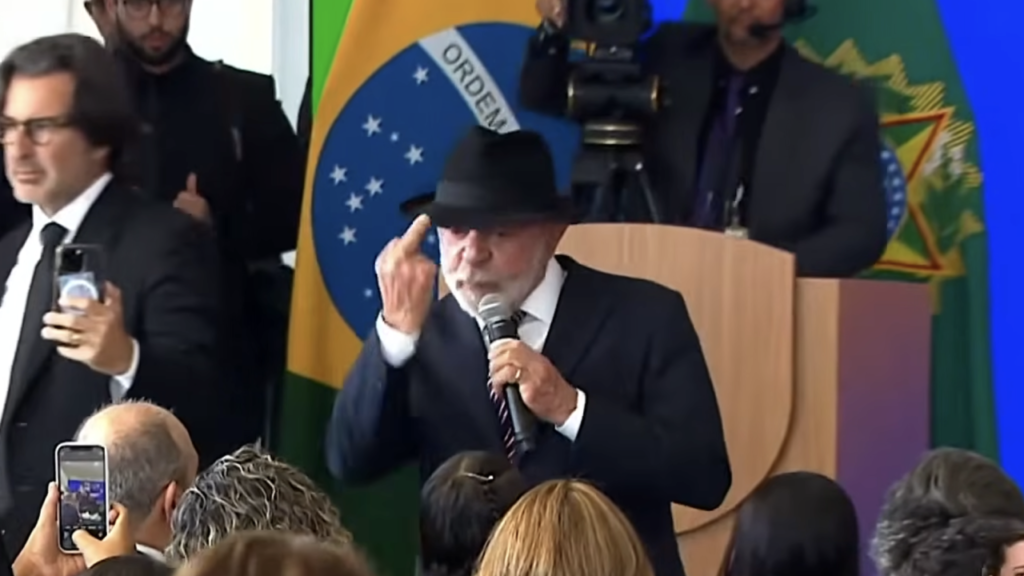 Lula faz gesto com dedo do meio durante discurso no Palácio do Planalto