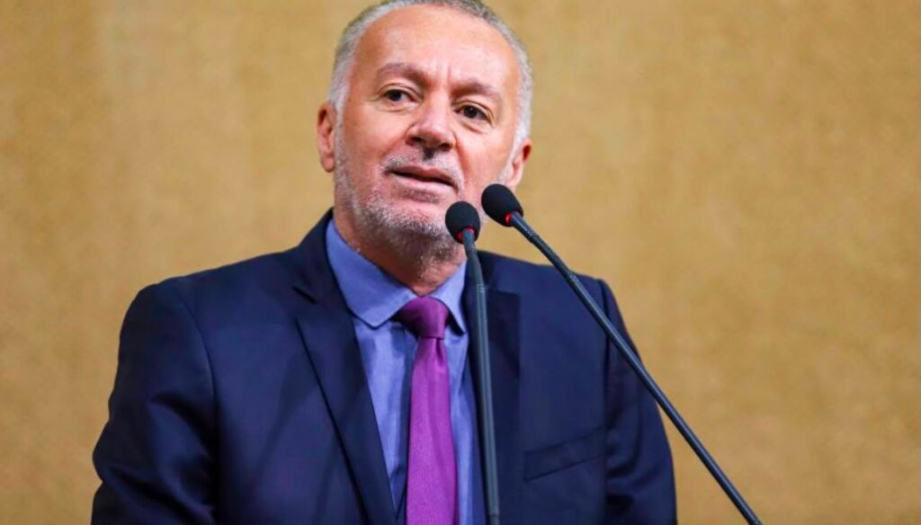 Bobô cobra posicionamento de ACM Neto após pedido de Flávio Bolsonaro sobre tarifas dos EUA