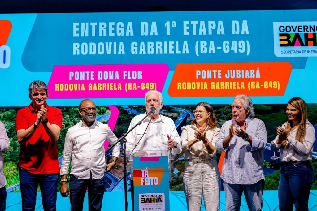 Jaques Wagner critica Leandro de Jesus após deputado arrancar placa da Rodovia Gabriela: “Não tem nada na cabeça”