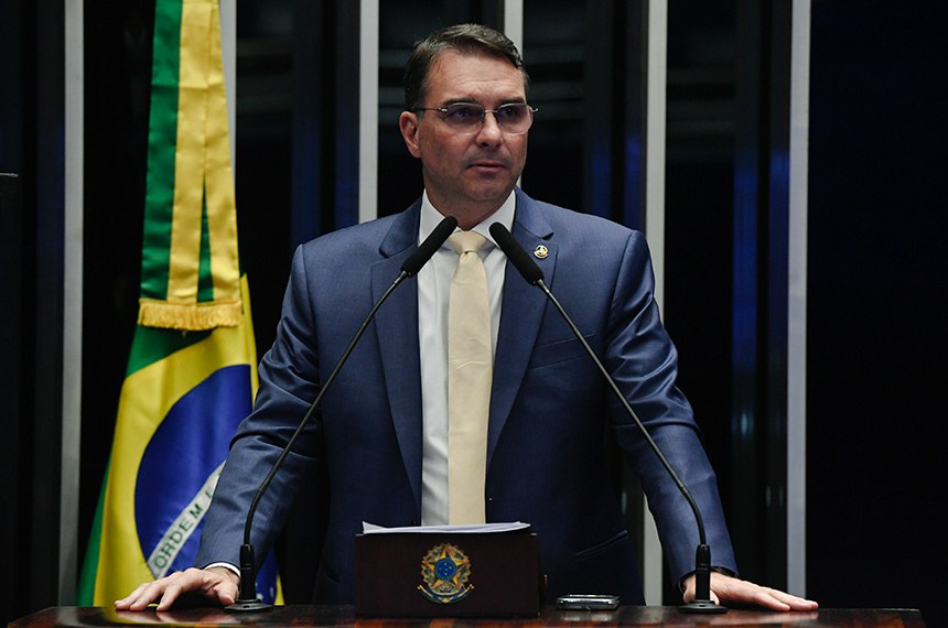 Equipe de Flávio Bolsonaro prepara estratégia para possível vazamento de vídeo privado