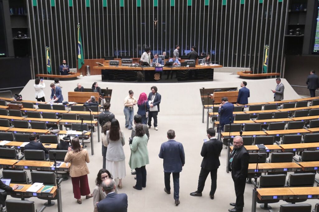 Câmara quer instalar comissão para analisar PEC que reduz maioridade penal para 16 anos nesta quarta