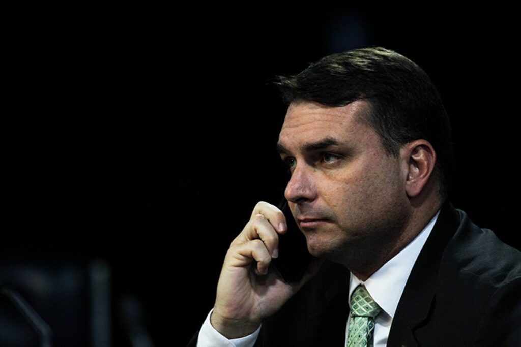 Flávio Bolsonaro se irrita ao ser questionado sobre contrato de filme com banqueiro Daniel Vorcaro: “Vão parar no tempo?” Flávio Bolsonaro se irrita ao ser questionado sobre contrato de filme com banqueiro Daniel Vorcaro: "Vão parar no tempo?"