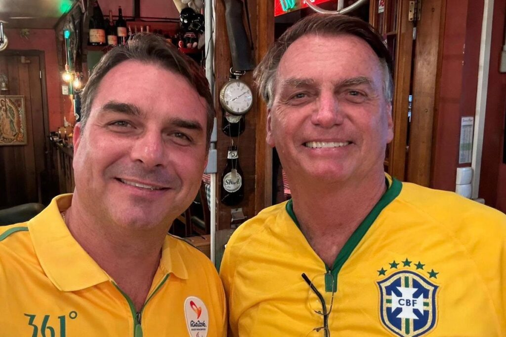 PGR defende que STF mantenha proibição de visitas de Flávio a Jair Bolsonaro PGR defende que STF mantenha proibição de visitas de Flávio a Jair Bolsonaro