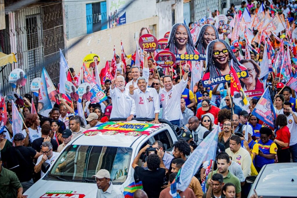 Jerônimo Rodrigues realiza caminhada no Bairro da Paz e promete ampliar investimentos em educação