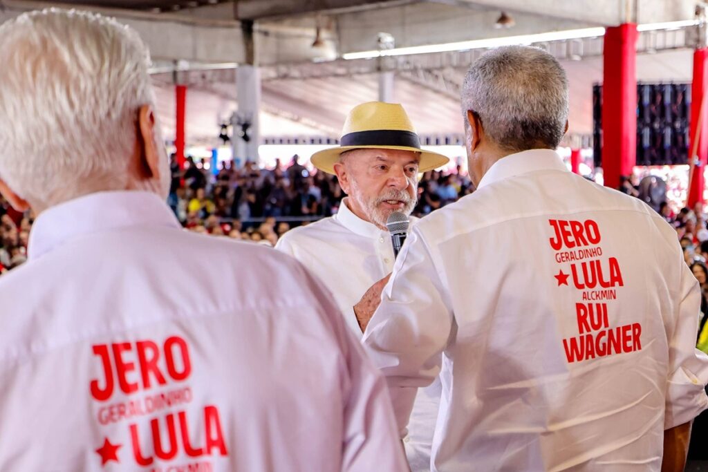 Lula participa de ato em Salvador nesta sexta e Flávio Bolsonaro é sabatinado; veja agenda dos candidatos à Presidência